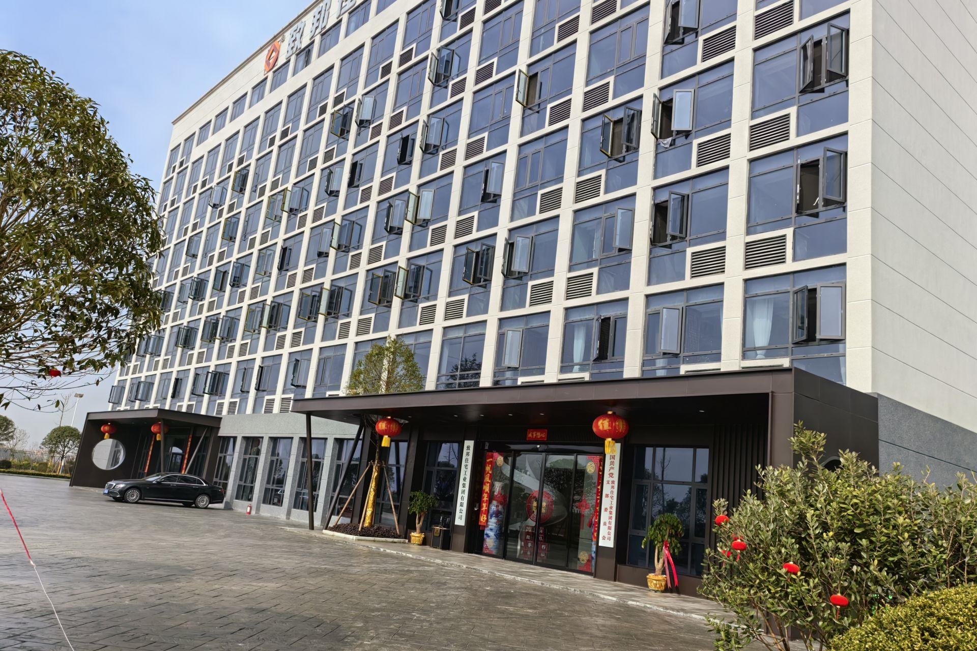 Glass curtain wall