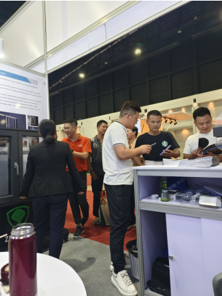 铝合金门窗展会现场.png