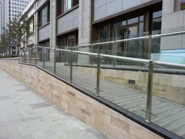 Aluminum alloy glass fence: a fashionable and safe choice for modern buildings